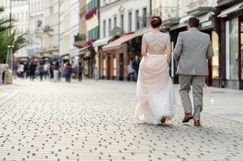 Brautpaar in den Straßen von Carlsbad